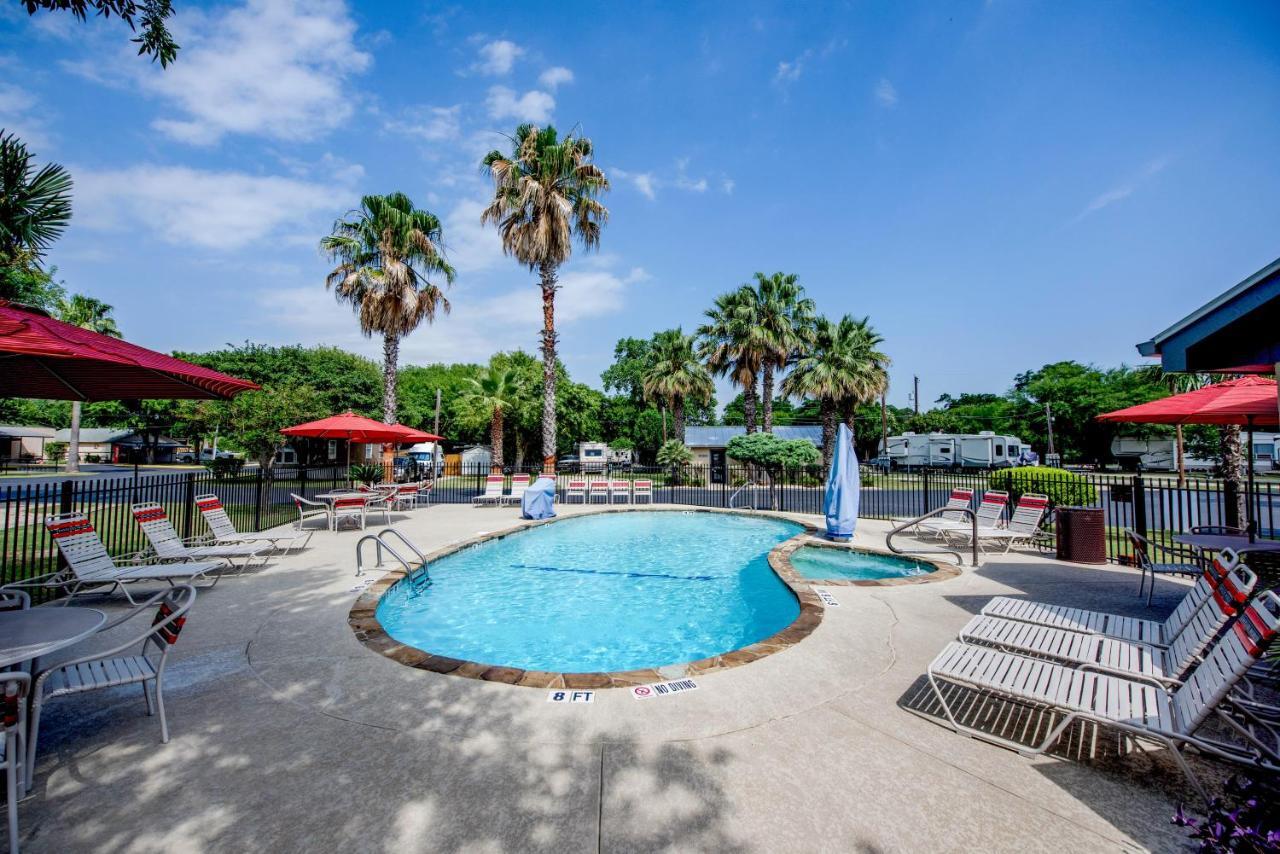 Travelers World Rv Resort ซานอันโตนิโอ ภายนอก รูปภาพ